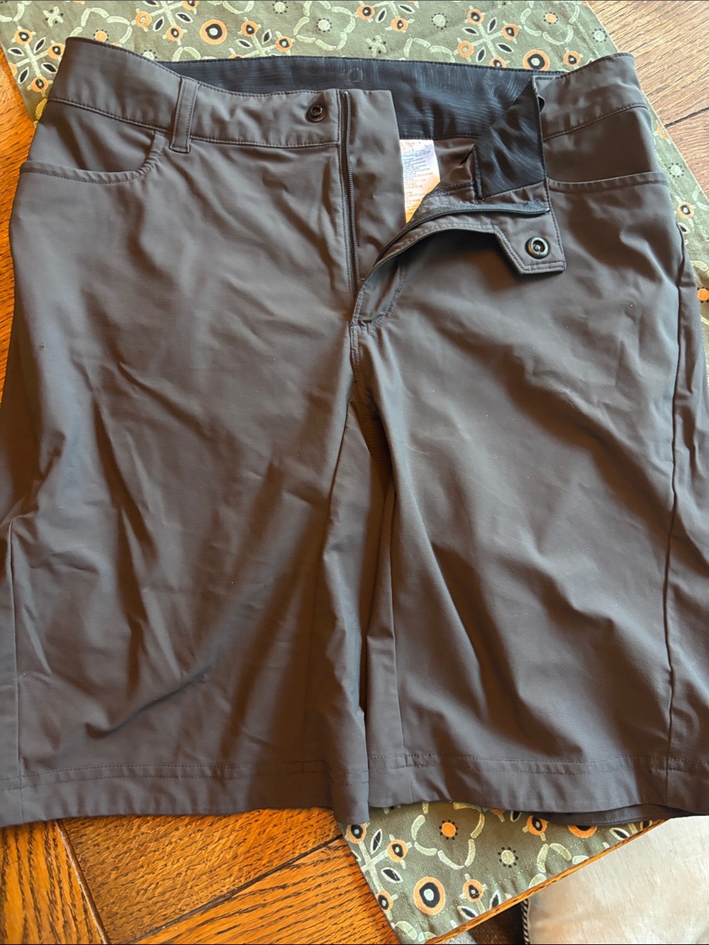 Pearl Izumi size 28 Men's mtn bike Shorts with liner - Black